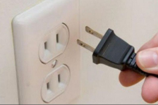 Theo người thân đi đám cưới, một cháu bé bị điện giật tử vong