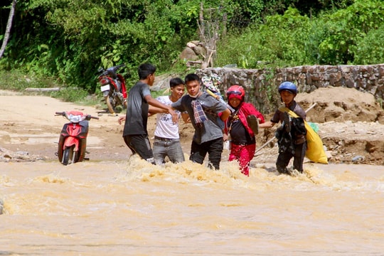 Kỳ Sơn: Sau mưa lũ, giao thông vẫn còn ách tắc