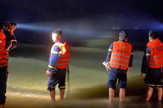 Lật thuyền thúng tại Cửa Lò, 2 thanh niên mất tích