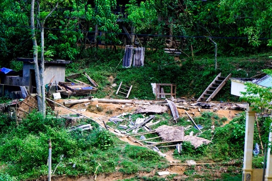 Bản người Khơ mú ở Kỳ Sơn nơm nớp với mối nguy sạt lở 