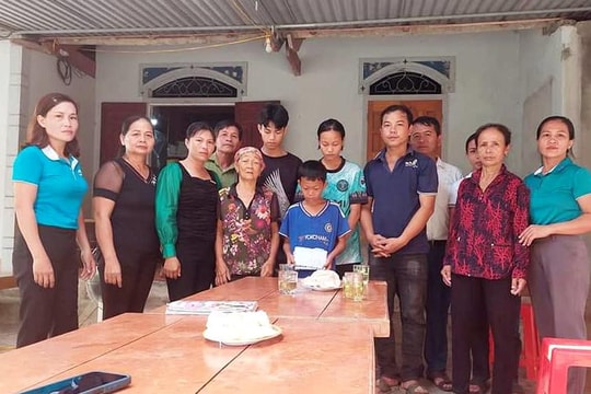 Trao 66 triệu đồng hỗ trợ 3 em học sinh mồ côi bố