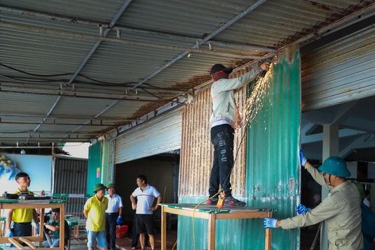 Cửa Lò: Hỗ trợ các hộ dân tiên phong tháo dỡ ki-ốt phía Đông đường bình minh