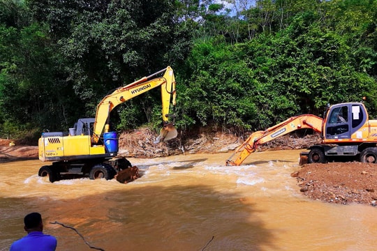Kỳ Sơn nỗ lực thông đường đến các xã sau mưa lũ