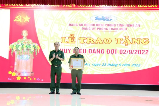 Bộ đội Biên phòng tỉnh, huyện Anh Sơn trao tặng Huy hiệu Đảng cho các đảng viên