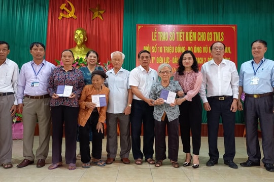 Trao hỗ trợ xây dựng 2 nhà tình nghĩa và 3 sổ tiết kiệm cho gia đình thân nhân liệt sỹ ở thị xã Hoàng Mai