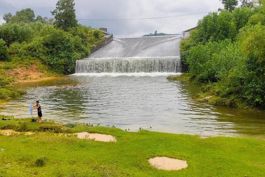 Nam sinh 11 tuổi đuối nước dưới chân đập tràn hồ thủy lợi