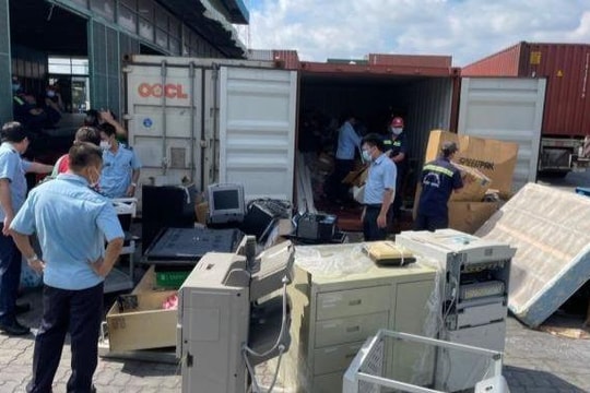 Đại úy công an 'cầm đầu đường dây buôn lậu' hơn 200 tỷ đồng