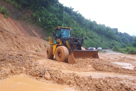 Sạt lở đường trên Quốc lộ 7A, đoạn qua dốc Chó
