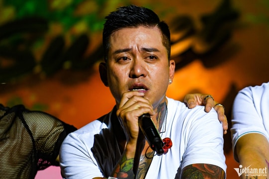 Ca sĩ Tuấn Hưng quỳ khóc cảm ơn hàng nghìn người ở phố đi bộ