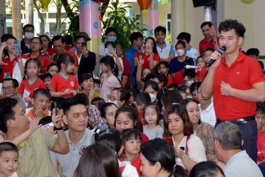 Nghệ sĩ Xuân Bắc tham gia Chương trình 'Sinh con, sinh cha' tại Nghệ An