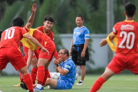 Messi kể về giai đoạn khó khăn ở PSG; HLV Park Hang Seo bất ngờ gặp ‘nạn’ trên sân tập