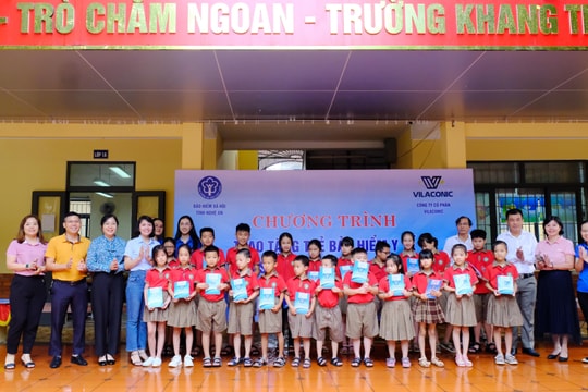 Bảo hiểm xã hội tỉnh trao tặng thẻ Bảo hiểm y tế cho học sinh có hoàn cảnh khó khăn