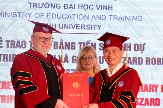 Trường Đại học Vinh trao tặng bằng Tiến sỹ danh dự cho 2 giáo sư Vật lý đến từ Ba Lan