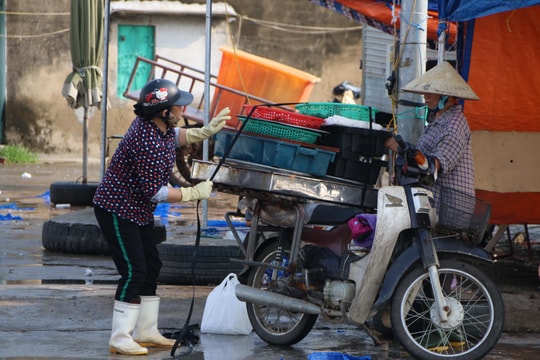 Tiểu thương Cảng cá Cửa Hội khẩn trương mua bán trước ngày bão số 4 đổ bộ