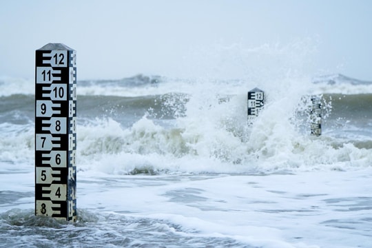 Cửa Lò biển động, xuất hiện triều cường, sóng lớn