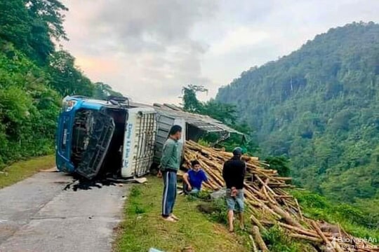 Lật xe chở keo, người đàn ông tử vong trên đường đi cấp cứu