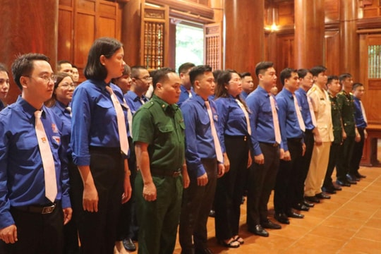 Đoàn đại biểu dự Đại hội Đoàn TNCS Hồ Chí Minh tỉnh Nghệ An dâng hương tưởng niệm Chủ tịch Hồ Chí Minh và các anh hùng liệt sỹ