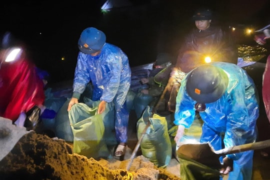 Quỳnh Lưu: Mưa lớn gây ngập nặng, người dân trắng đêm gia cố đê