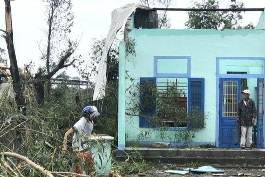 Miền Trung ngổn ngang sau bão số 4