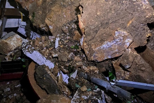 TP. Vinh: Núi Dũng Quyết sạt lở, đất đá đổ ập vào nhà dân