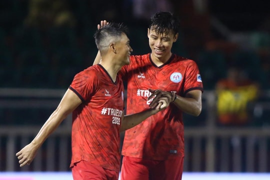 Công Vinh ghi bàn trong trận đấu giao hữu giữa các ngôi sao Việt Nam và huyền thoại Dortmund