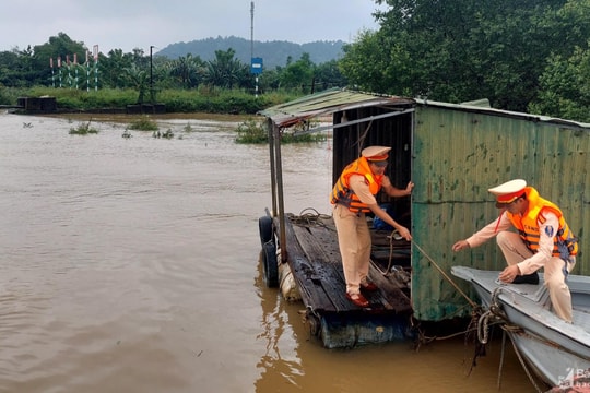 Công an Nghệ An túc trực đảm bảo an toàn cho người dân sau bão 