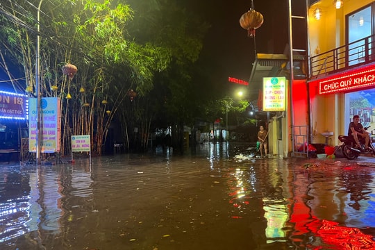 Phố đi bộ Nguyễn Tài ngập sâu sau mưa lớn liên tục trong đêm