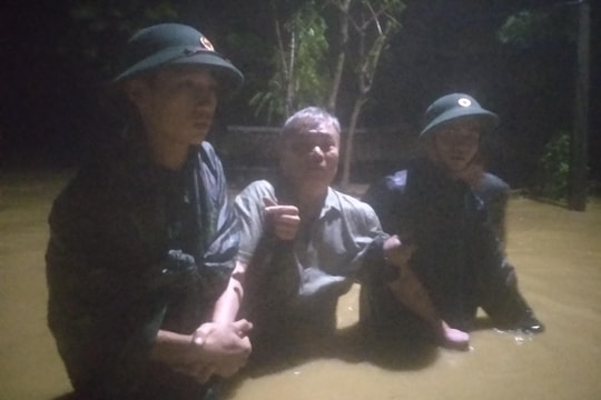 Bộ đội Nghệ An giúp dân chạy lũ trong đêm