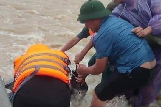 Trên đường về nhà, hai vợ chồng ở Nghi Lộc bị nước cuốn trôi