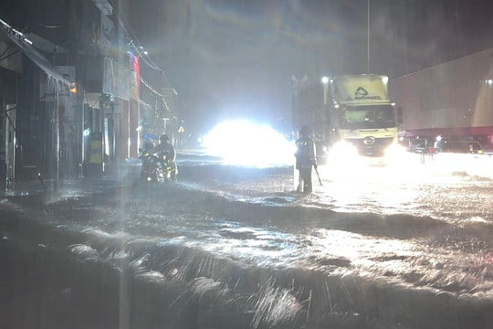 Cảnh sát giao thông túc trực hỗ trợ phương tiện qua vùng ngập lụt trên Quốc lộ 1A