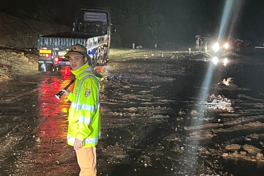 Cảnh sát giao thông xuyên đêm điều tiết giao thông, giải phóng cây cối gãy đổ do hoàn lưu bão