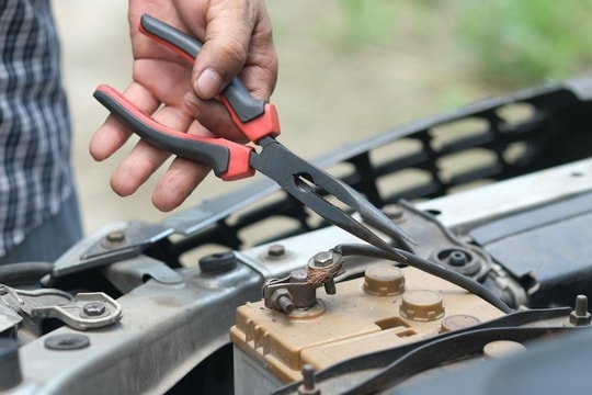 Hướng dẫn cách ngắt kết nối bình ắc quy an toàn trên ô tô