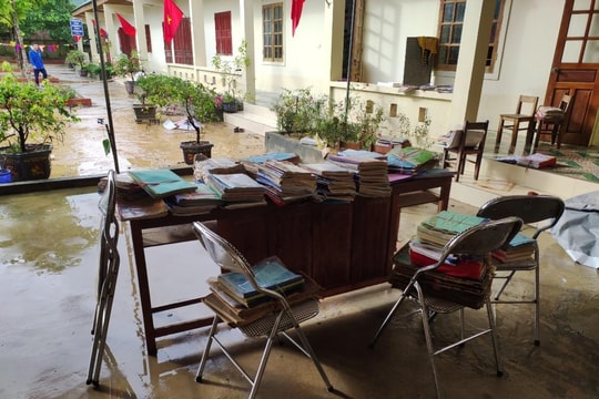 Nước lũ dâng cao, gần 300 trường học ở Nghệ An phải nghỉ học