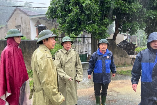 Phó Bí thư Thường trực Tỉnh ủy Nguyễn Văn Thông kiểm tra công tác ứng phó, khắc phục hậu quả mưa lũ ở Thanh Chương