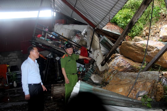 Lãnh đạo thành phố Vinh chỉ đạo di dời dân khỏi điểm sạt lở núi Dũng Quyết
