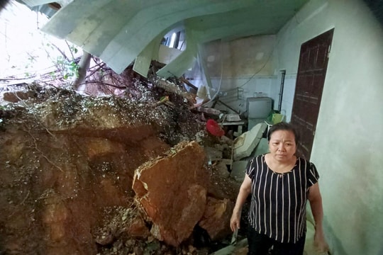 Cận cảnh điểm sạt lở dưới chân núi Dũng Quyết, TP. Vinh