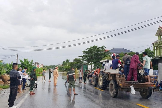 Nghệ An phải đóng nhiều tuyến đường do mưa lụt