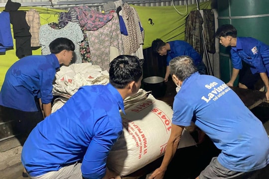 Hàng nghìn đoàn viên, thanh niên Nghệ An căng mình giúp dân vùng lũ 