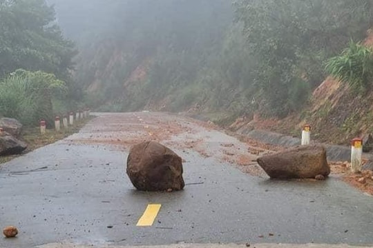 Nam Đàn: Đường lên chùa Đại Tuệ sạt lở, nhiều xã bị ngập úng 