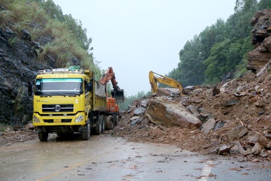 Khẩn trương khắc phục điểm sạt lở trên Quốc lộ 48D 