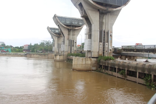 Nghệ An: Hàng loạt cống tiêu chính xả nước hết công suất để tiêu thoát lũ 