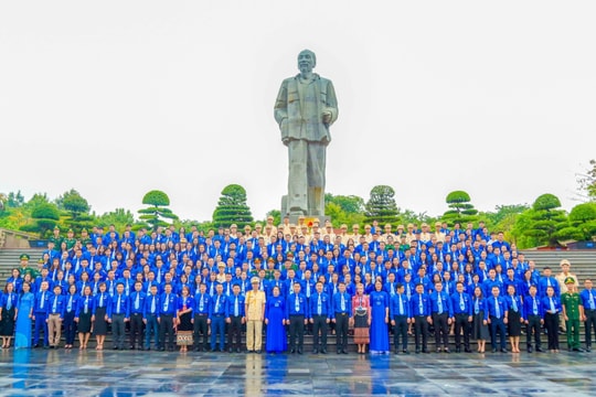 350 đại biểu dự Đại hội Đoàn TNCS Hồ Chí Minh tỉnh Nghệ An dâng hoa, báo công với Bác 