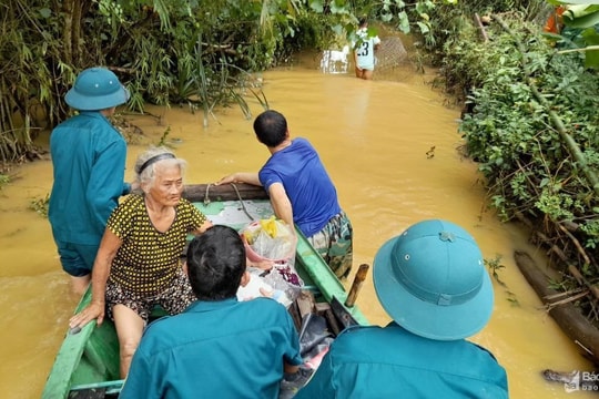 Nước sông Lam dâng cao, 76 hộ dân xã Hưng Hoà (thành phố Vinh) gấp rút sơ tán