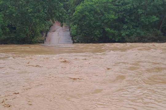 Nhiều bản làng ở huyện vùng cao Tương Dương bị cô lập