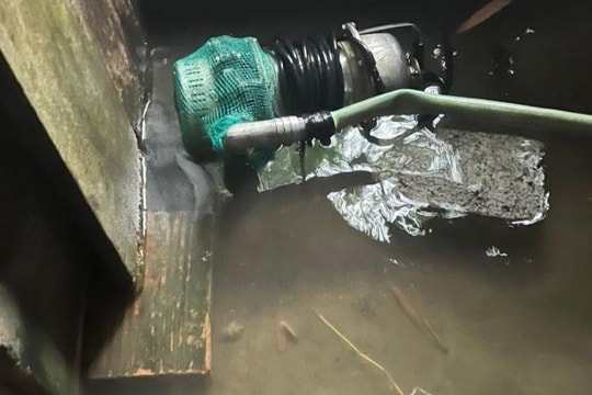 Mượn máy bơm về dọn nhà, người đàn ông ở thành phố Vinh bị điện giật tử vong