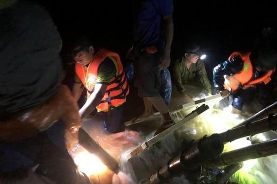 Trắng đêm cứu đê ở huyện Hưng Nguyên