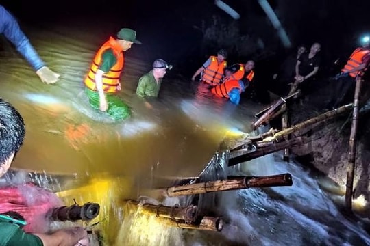 Vỡ đê kênh thấp ở Hưng Nguyên