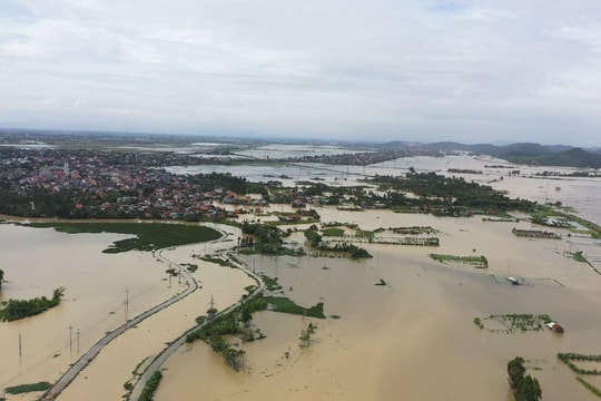 Hồ Vực Mấu xả lũ kết hợp triều cường, thị xã Hoàng Mai bị ngập nặng