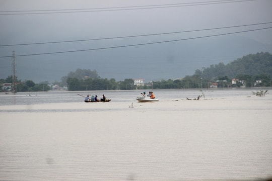 Nước dâng cao, hàng ngàn hộ dân Hưng Nguyên đang bị cô lập