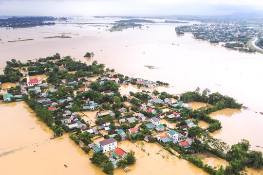 Nước sông Lam cuồn cuộn dâng, nhiều xóm làng bị nhấn chìm